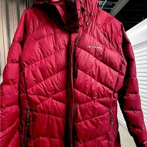 COLUMBIA WOMENS COAT WITH Omniheat insulation. More burgundy than red